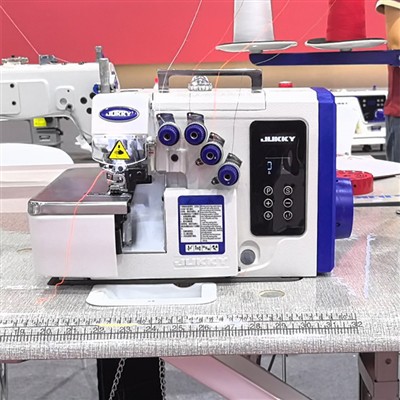 Nový model modré průmyslové overlock stroje JUKKY